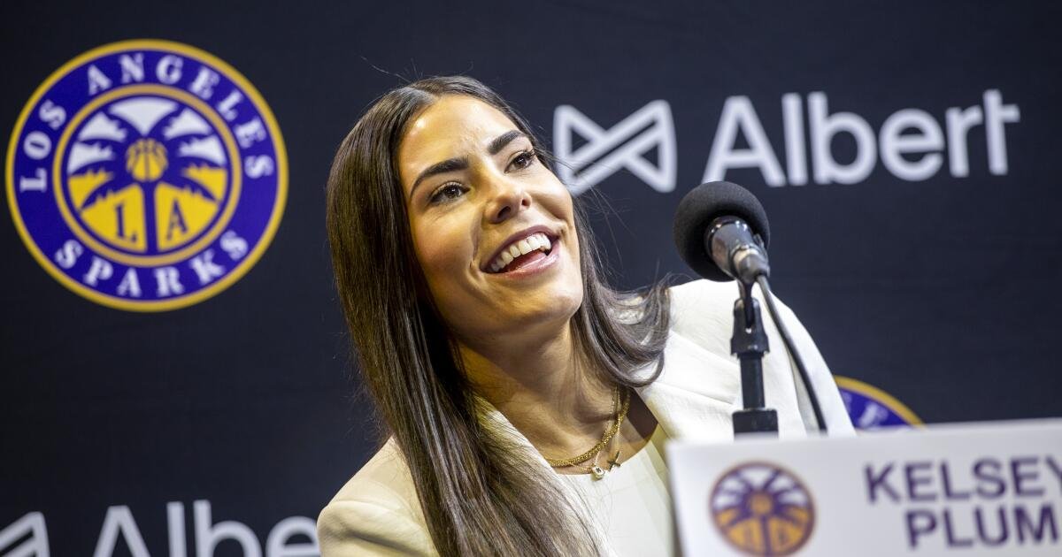 Kelsey Plum, una campeona de estrellas y WNBA, da la bienvenida al desafío de reavivar chispas