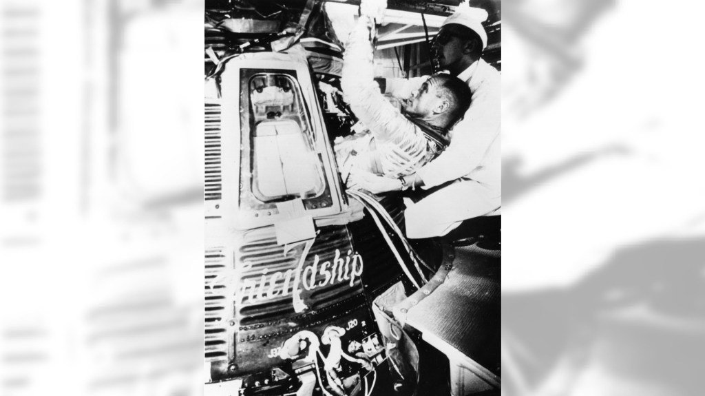 Hoy en la historia: 20 de febrero, John Glenn se convierte en el primer estadounidense en orbitar la tierra