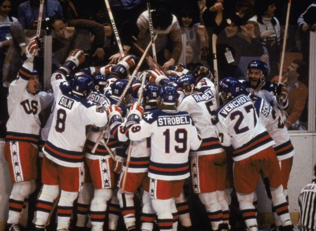 Hoy en la historia: 22 de febrero, el equipo de hockey de los Estados Unidos supera a la URSS en ‘Miracle on Ice’