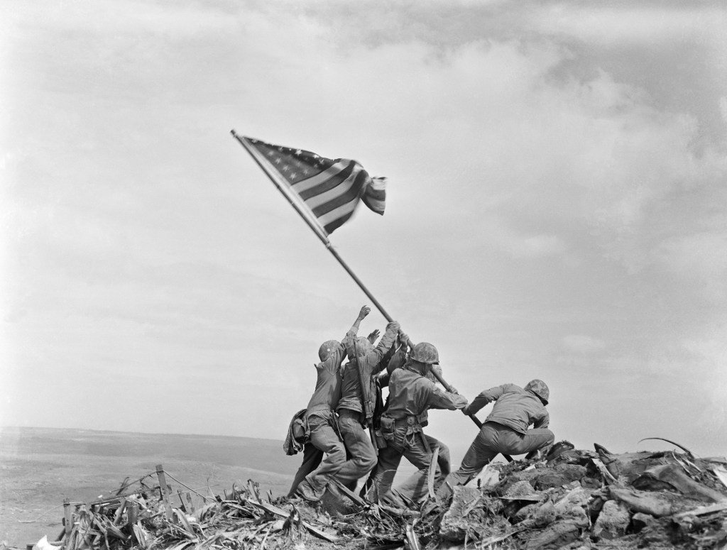 Hoy en la historia: 23 de febrero, los marines elevan la bandera en Iwo Jima