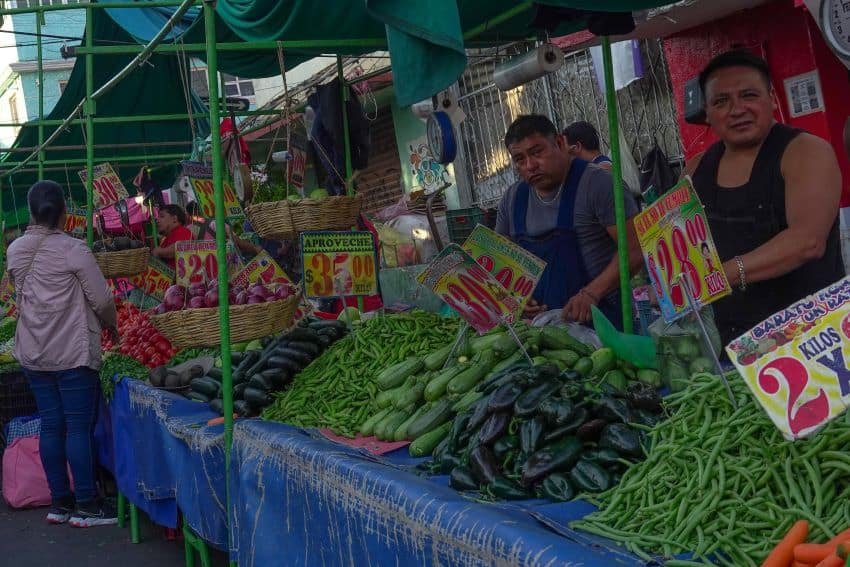 La inflación ve un aumento modesto en febrero, pero permanece dentro del rango objetivo de Báxico