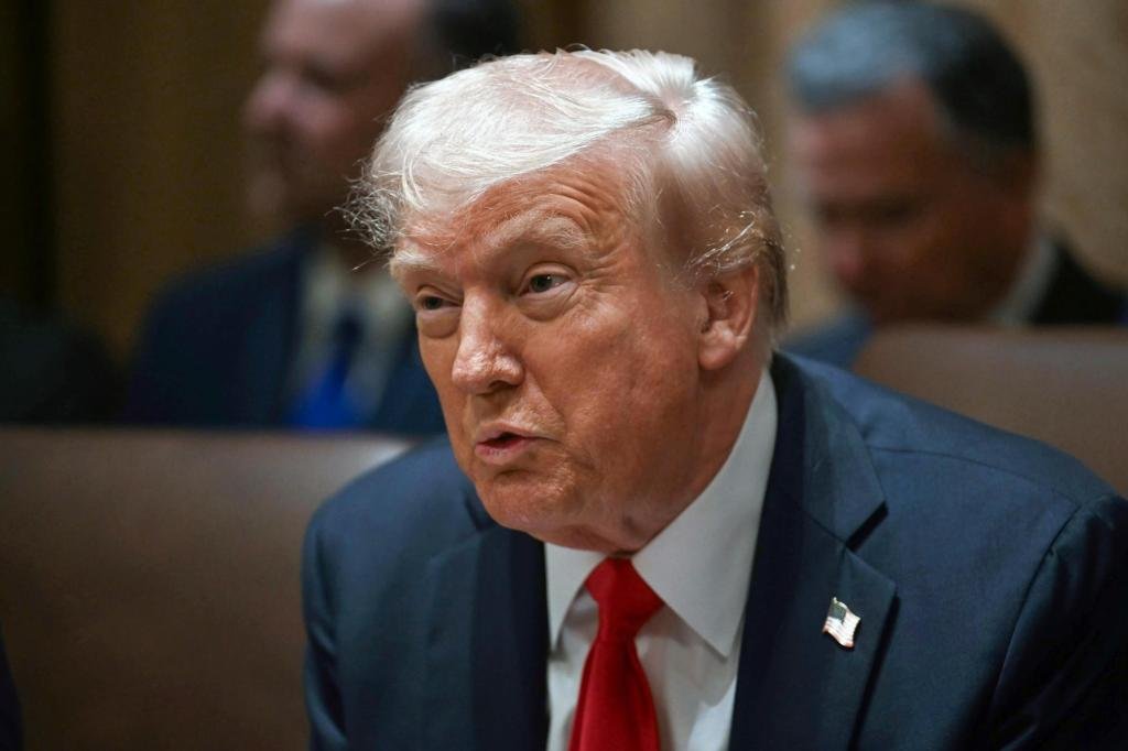 Trump planea aranceles sobre México y Canadá para el 4 de marzo, mientras duplican las tarifas existentes del 10% en China