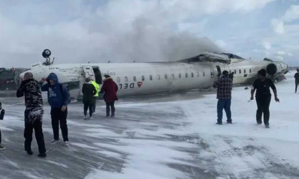 Un avion sufrio un accidente luego de aterrizar en Canada