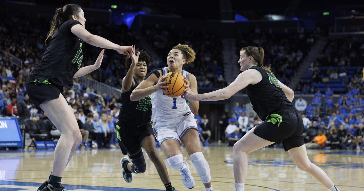 Con Lauren Betts fuera, el No. 1 UCLA sobrevive al No. 22 Michigan State Molcion Bid en Thriller