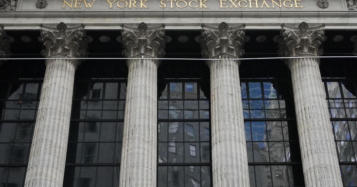 Una diapositiva para Walmart saca a Wall Street de su récord, y Dow cae 450 puntos