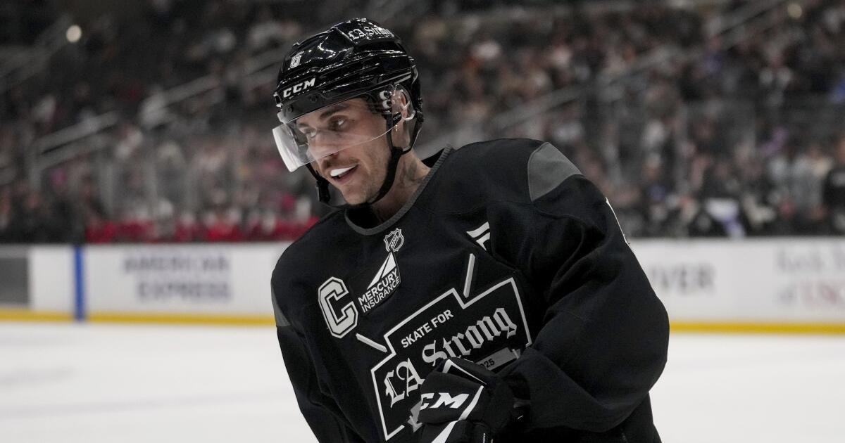 Los jugadores de hockey y las celebridades golpean el hielo en el beneficio de alivio del incendio de 'skate for La strong'