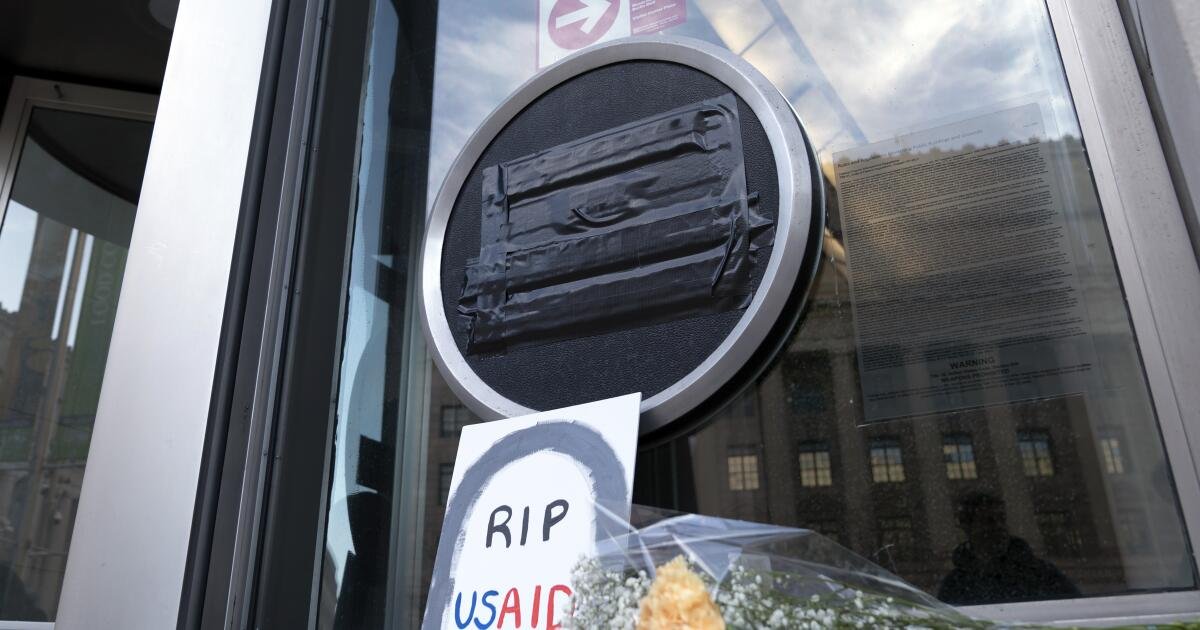La administración Trump está disparando a 2.000 trabajadores de USAID y poniendo a miles de otros en licencia