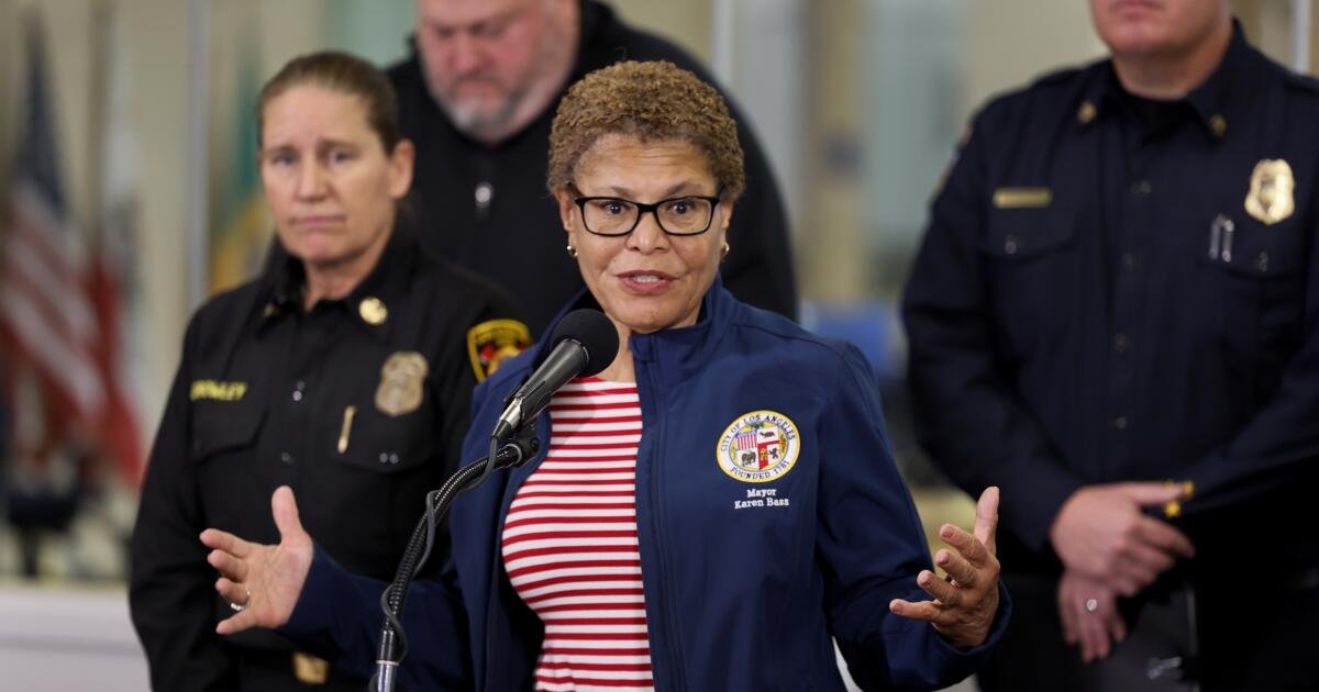 Karen Bass ha enfrentado preguntas difíciles. La ciudad está haciendo sus respuestas difíciles de encontrar