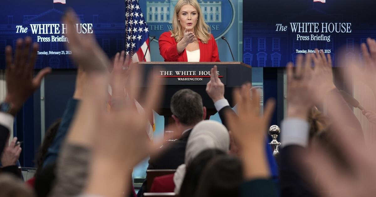 La Casa Blanca dice que 'decidirá' qué medios de comunicación cubren Trump, girando algunos tradicionales