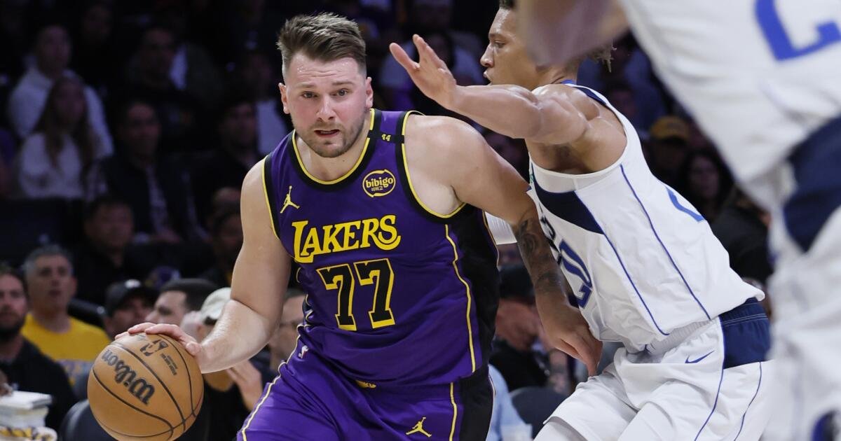 'Estacionamiento gratuito por cortesía de Luka' Doncic: los fanáticos, y una regera púrpura, se detienen para ver a los nuevos mavs de laker face mavs