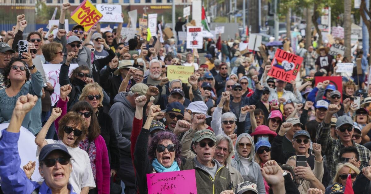 Cientos de personas se unen en Long Beach para protestar contra el presidente Trump y Elon Musk