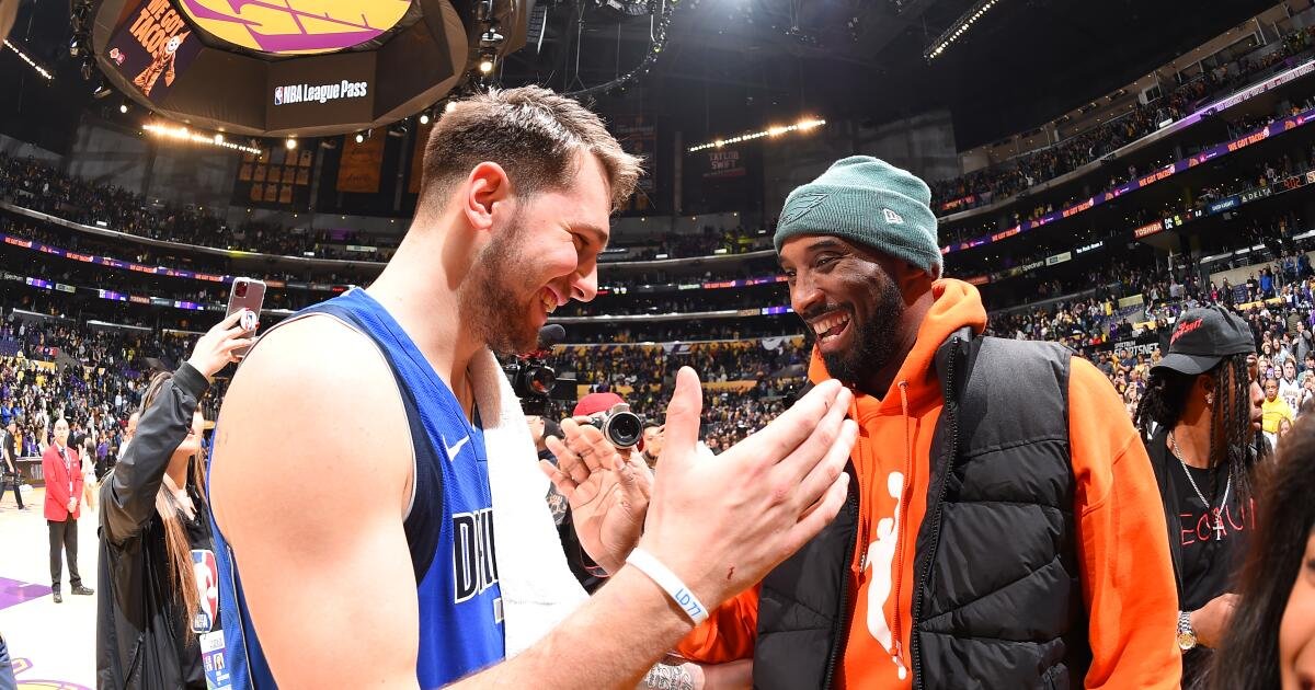 Kobe Bryant saluda a los Laker Luka Doncic en el nuevo mural de Los Ángeles basado en la reunión de 2019 en el juego