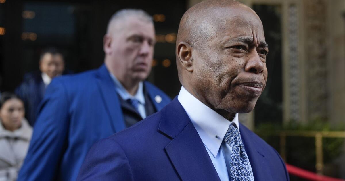 El Departamento de Justicia le pide a los tribunales que desestimen los cargos de corrupción contra el alcalde de la ciudad de Nueva York, Eric Adams,