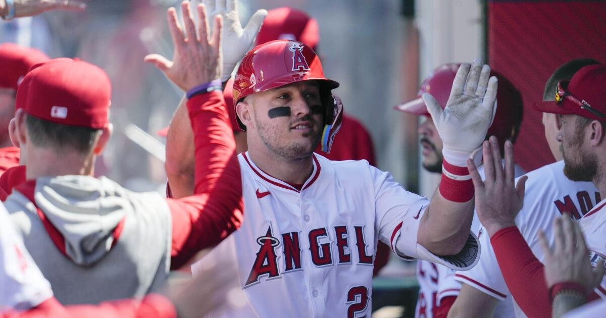 Mike Trout de Angels se mueve del centro al jardín derecho con la esperanza de mantenerse más saludable