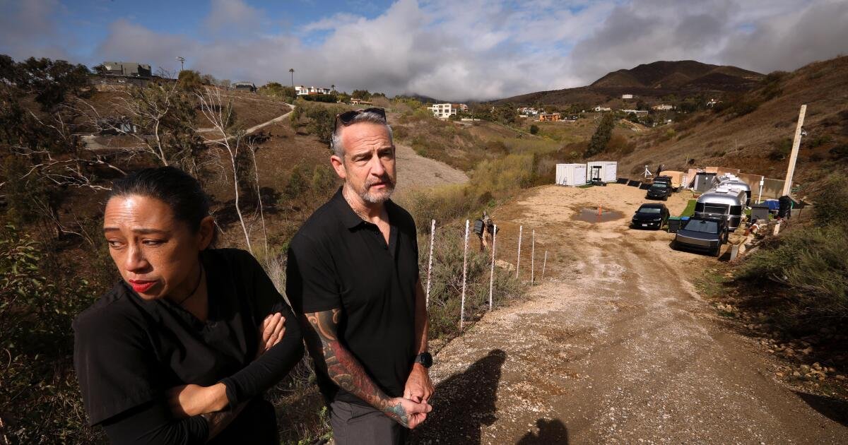 Más de seis años después de que los incendios forestales destruyeron sus casas de Malibu, muchos todavía luchan por reconstruir