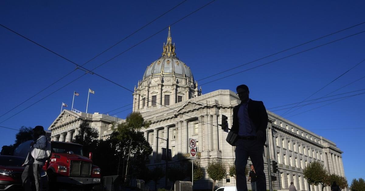 Los imitadores de doge exigen información confidencial en el Ayuntamiento de SF, huyen antes de que lleguen los diputados, dicen las autoridades