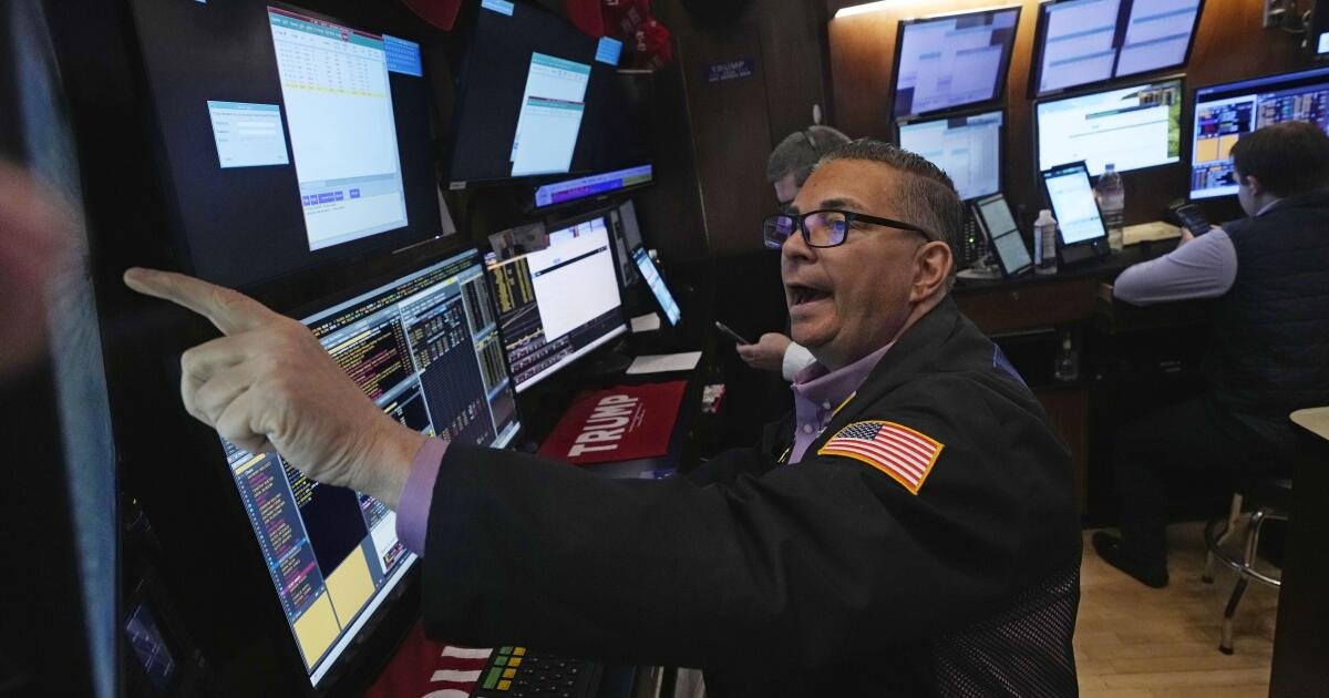 Wall Street se mantiene firme después de la última escalada de tarifas de Trump