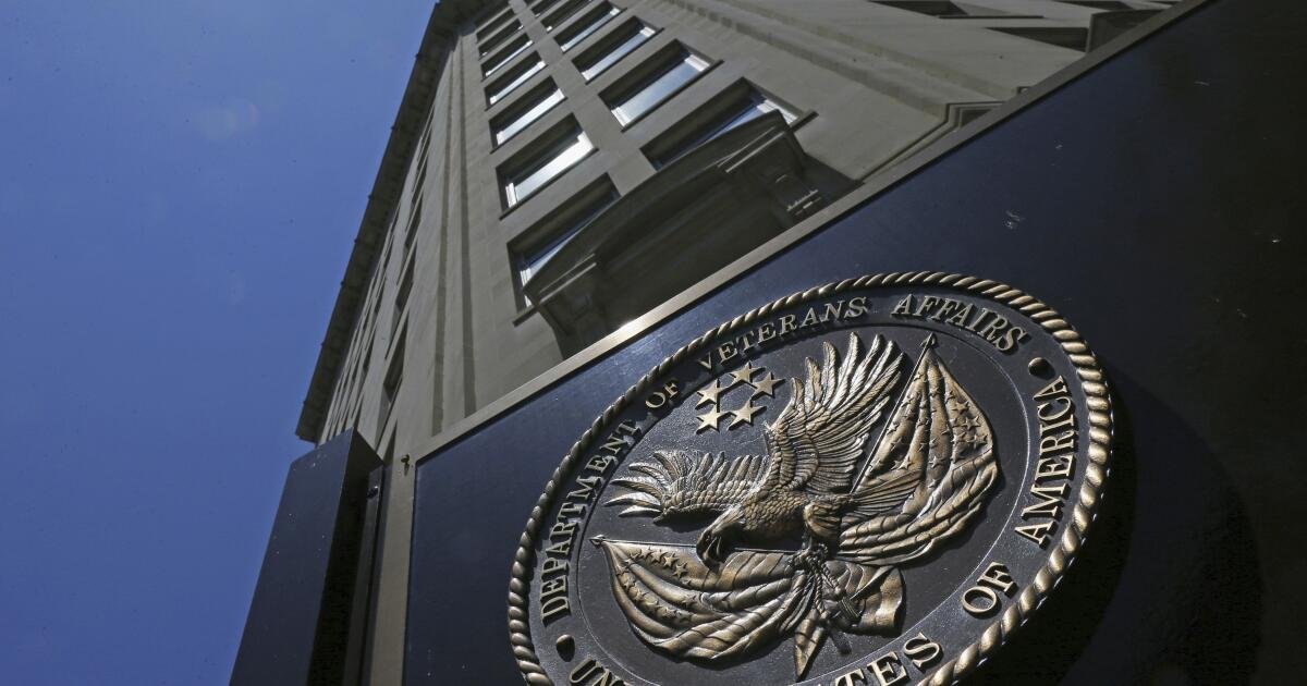 El demócrata de la Cámara de Representantes de California presenta un proyecto de ley para restablecer a los veteranos despedidos del gobierno federal bajo Trump