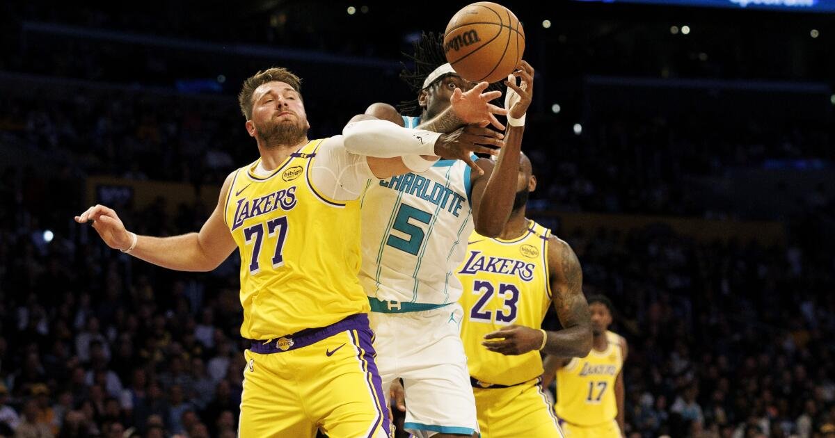 Luka Doncic lucha mientras los Lakers mediocres pierden ante Charlotte para comenzar la segunda mitad
