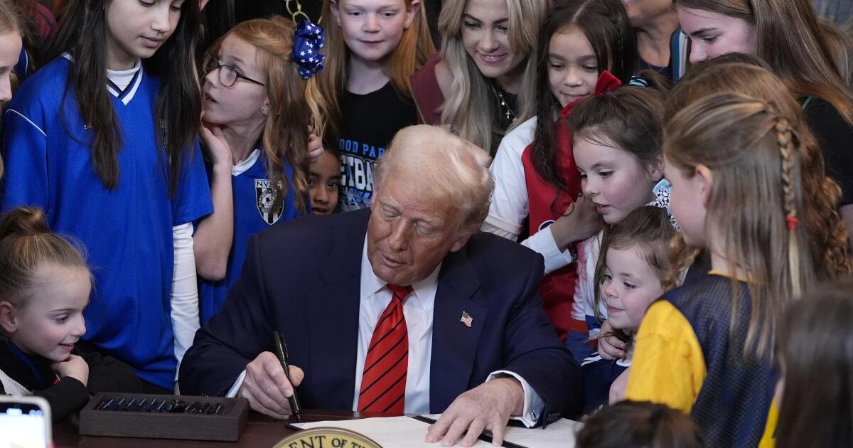 Departamento de Educación de los Estados Unidos que investiga CIF sobre la política que permite a los atletas transgénero practicar deportes de niñas