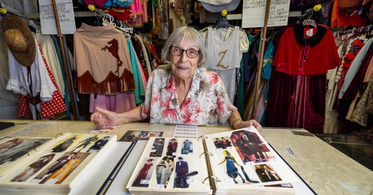 Amado propietario de una de las últimas tiendas de disfraces de Hollywood muere a 90