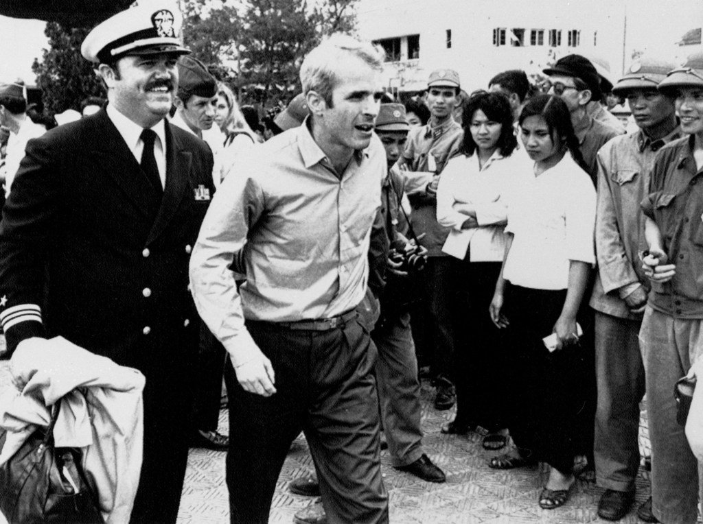 Hoy en Historia: 14 de marzo, John McCain se liberó del campamento de POW