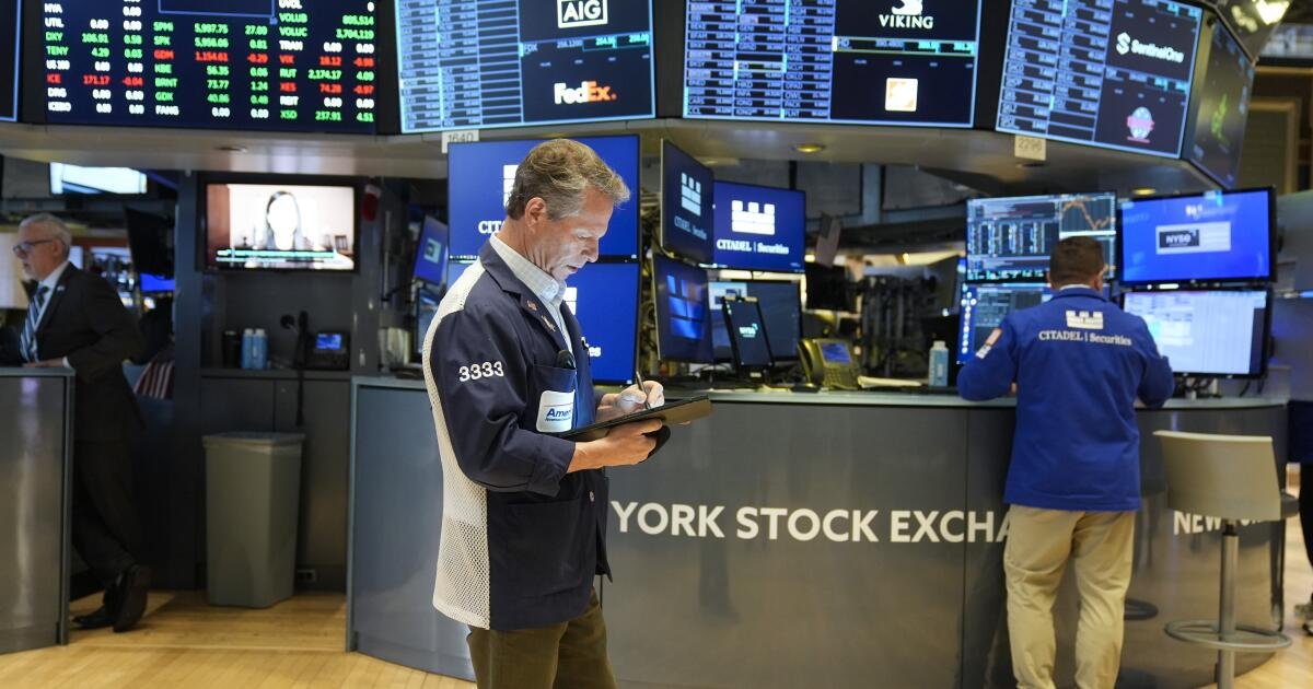 Dow cae casi 650 puntos a medida que las preocupaciones se construyen sobre la economía después del último anuncio arancelario de Trump