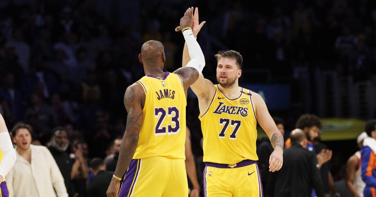 Luka y LeBron levantan a los Lakers a la victoria salvaje de Knicks para la octava victoria consecutiva