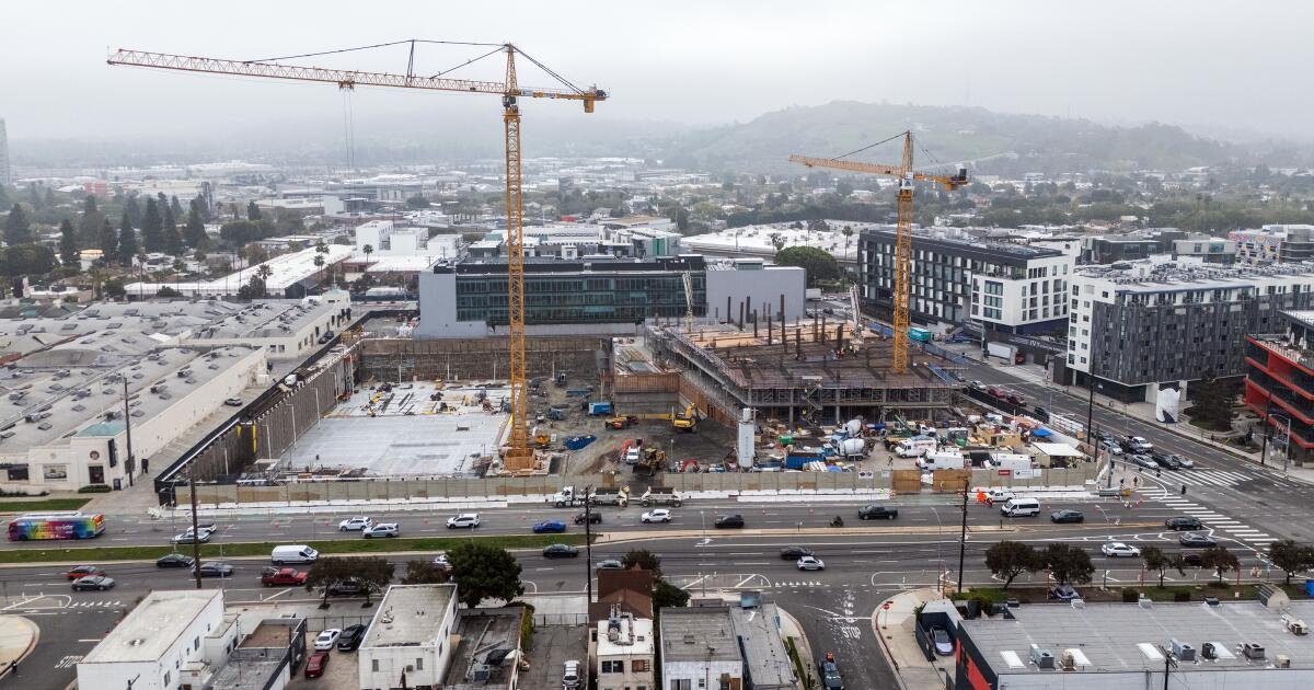 Las oficinas expansivas para Apple están aumentando en Culver City