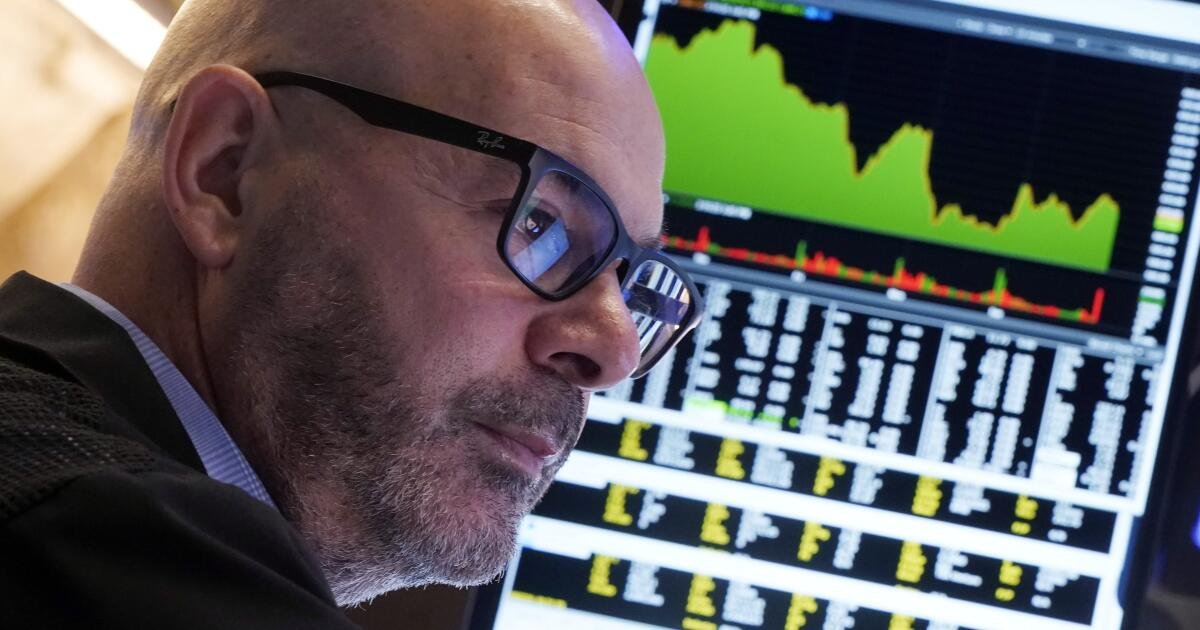 Wall Street aumenta después de alentar los datos de inflación, pero la guerra comercial sigue derribando acciones