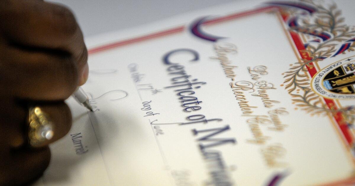 ¿Cambiar tu nombre de casado? Espere un montículo de papeleo