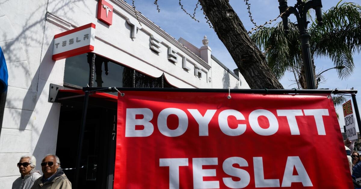 Musk les dice a los empleados de Tesla que se aferren a sus acciones en medio de protestas