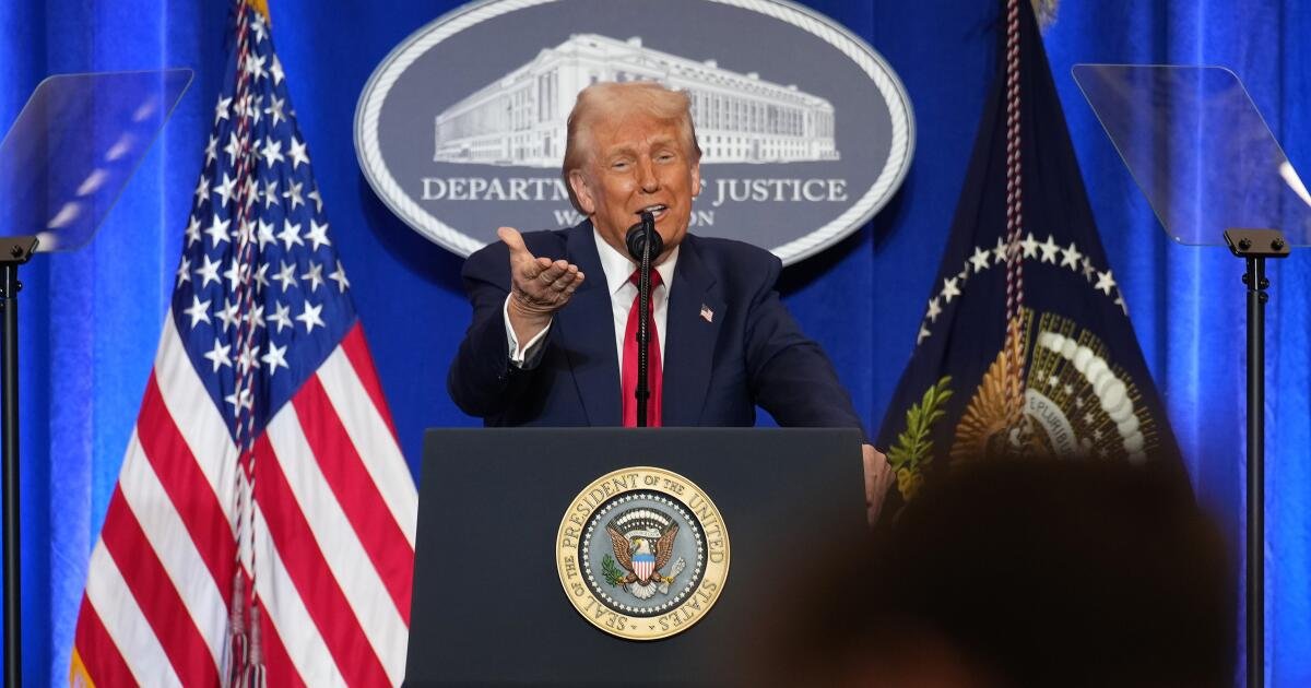 Trump se compromete a 'expulsar a los actores deshonestos' en el discurso político en el Departamento de Justicia