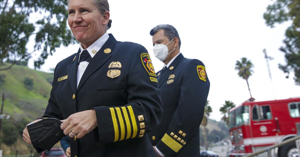 El ex jefe de bomberos, Kristin Crowley, pierde la oferta para recuperar su trabajo, ganando solo dos votos