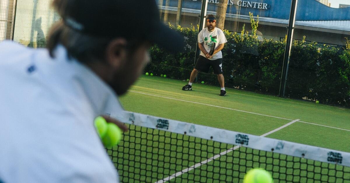 ¿Pickleball demasiado fácil? Hay un nuevo deporte de raqueta que rebota en las canchas de Los Ángeles