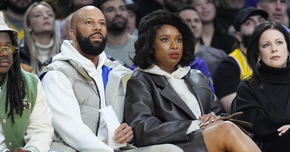 Jennifer Hudson es clavada en la cara sentada en la cancha con común en un juego de Knicks