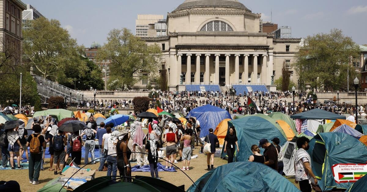 El presidente interino de la Universidad de Columbia, disminuye en medio de la amenaza de la administración Trump a la financiación