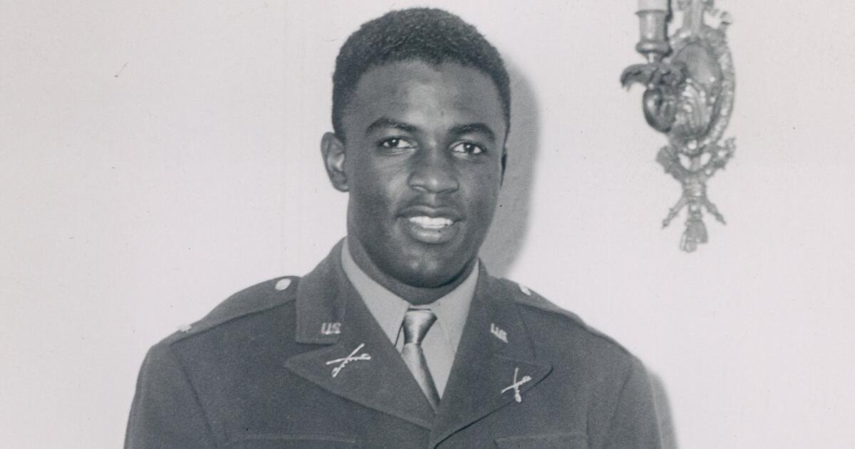 La historia del ejército de Jackie Robinson restaurada al sitio del Departamento de Defensa después de la extracción en Dei Purge