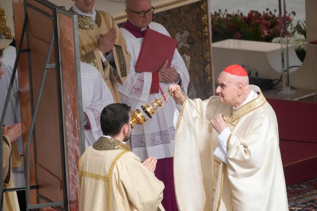 El Papa Francisco emerge de la convalecencia en Pascua, deleita a la multitud con Popemobile Tour