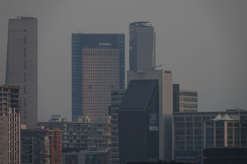 En medio del empeoramiento de la calidad del aire, el alcalde de la Ciudad de México se compromete a menores emisiones