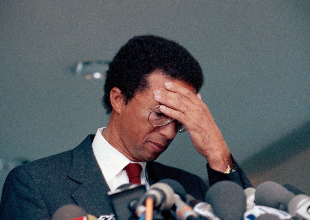 Hoy en la historia: 8 de abril, el tenis Great Arthur Ashe anuncia el diagnóstico del SIDA