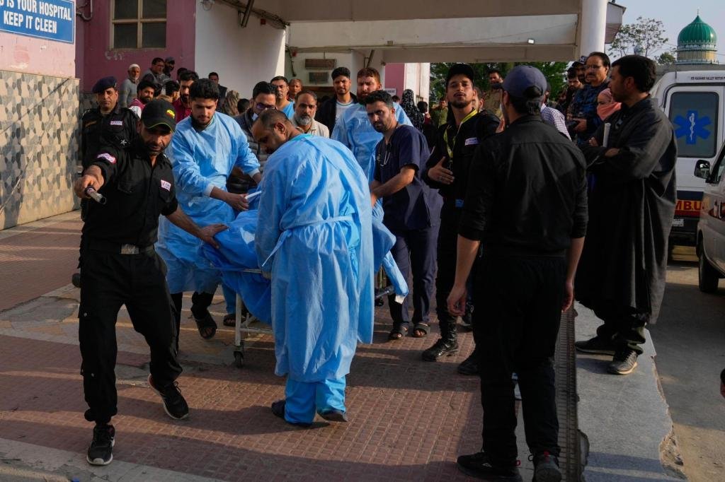 La policía india dice que hombres armados matan al menos a 20 turistas en un complejo de Cachemira