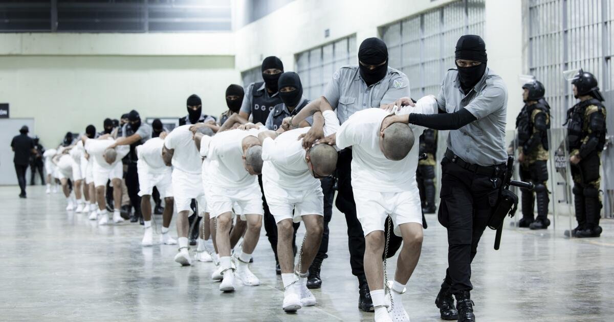 ICE admite 'error administrativo' al deportar al hombre de Maryland a El Salvador
