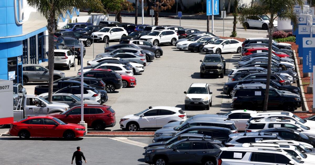 Los compradores de automóviles en el sur de California luchan para superar el 25% de las tarifas automotrices