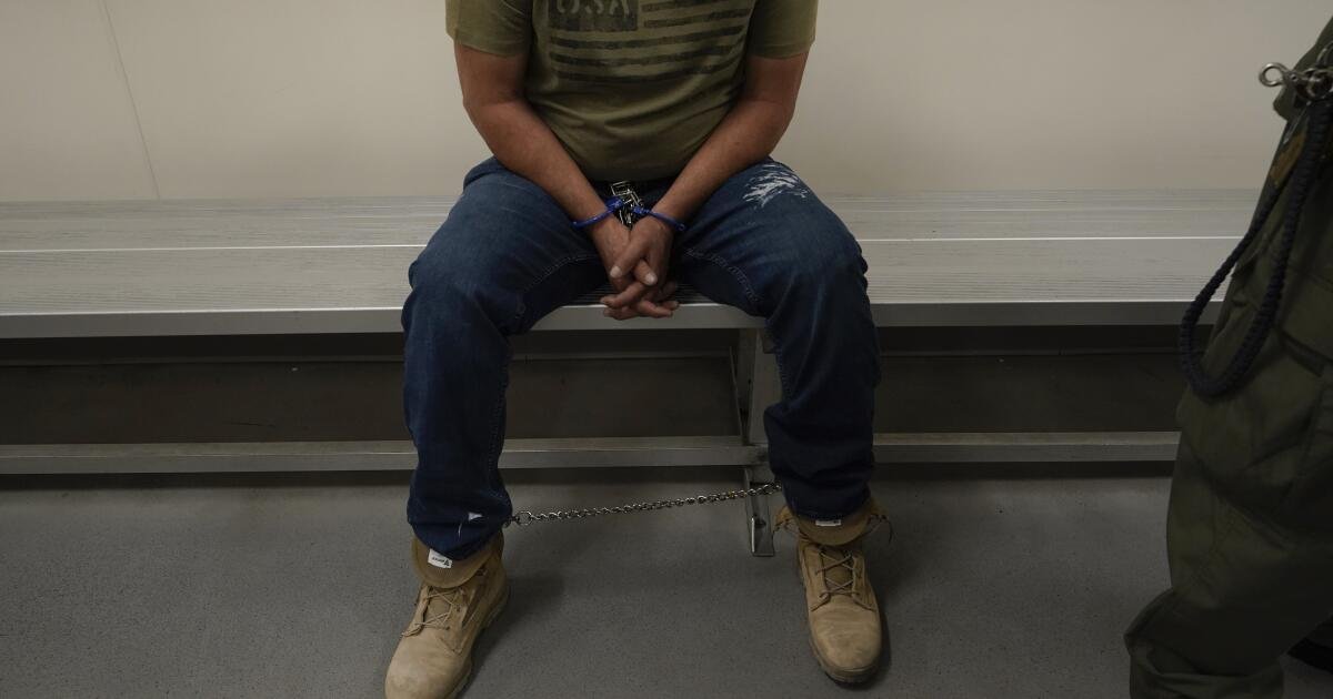 Los asiáticos del sudeste en la región de Los Ángeles están siendo detenidos, deportados a los registros de hielo de rutina