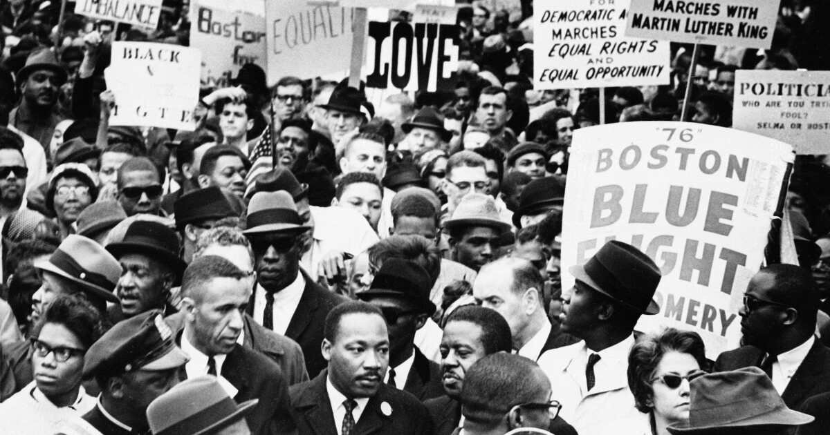 El ataque de Trump a la diversidad ocupa el centro del escenario cuando Boston recuerda el rally de la libertad de 1965