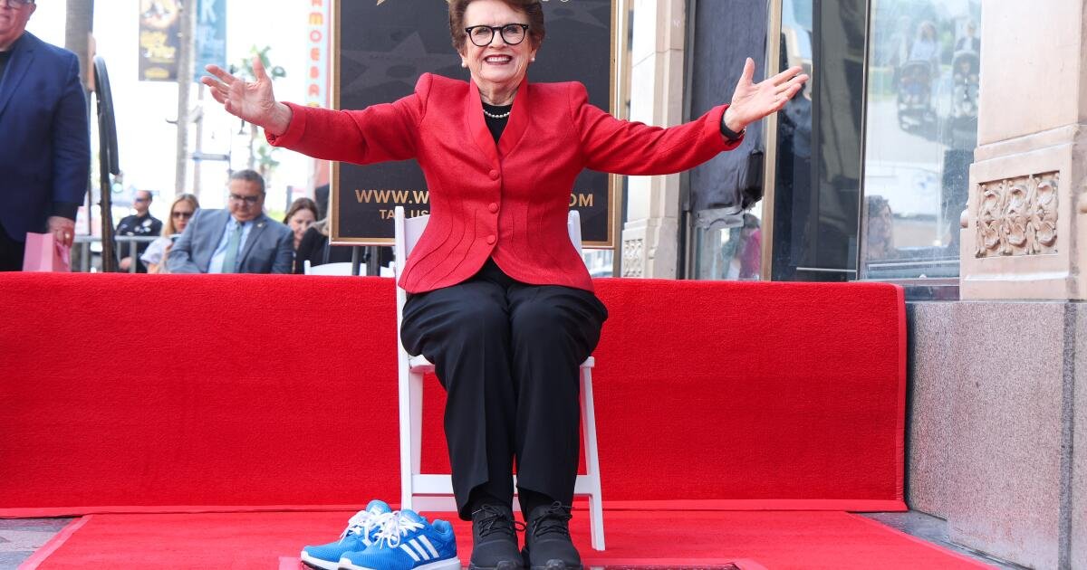 Billie Jean King miró a Hollywood Walk of Fame Stars cuando era niño. El icono de tenis ahora tiene el suyo