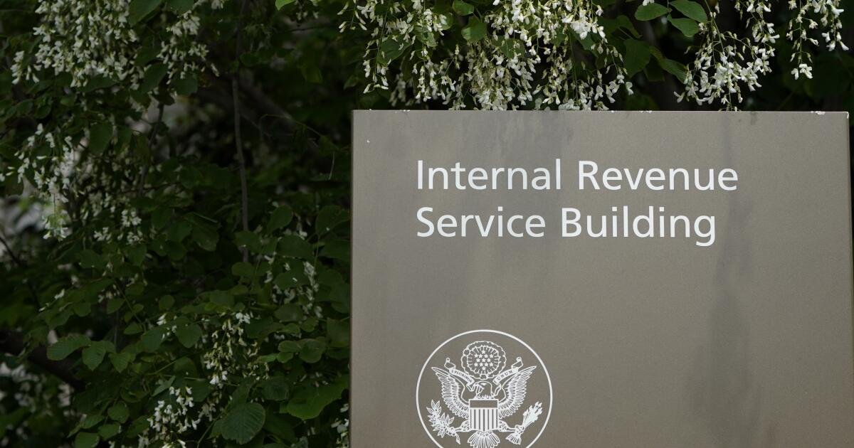 El IRS planea reducir hasta el 25% del personal, comenzando con el cierre de su oficina de derechos civiles