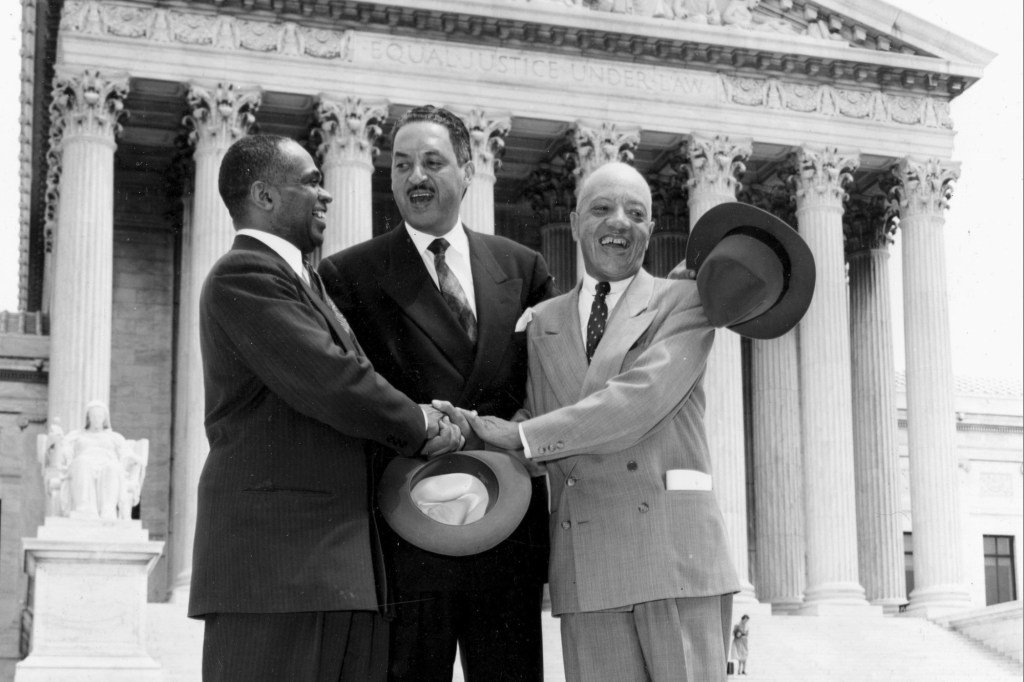 Hoy en la historia: 17 de mayo, la Corte Suprema ataca a la segregación escolar