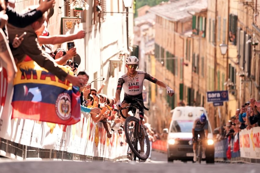 Isaac del Toro de Baja California hace historia como el primer ciclista mexicano en liderar a Giro d'Italia